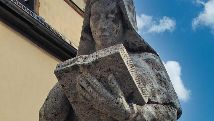 Die Fertigstellung der Figur der heiligen Anna wurde abgewartet, bis die  Ortsdurchfahrt Seubrigshausen eröffnet wurde.  Foto: Dieter Britz
