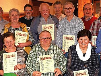 Die Gründungsmitglieder des Musikvereins Uetzing-Serkendorf mit Vorstand Tino Bechmann (2. v. l.): Coronabedingt konnte diese Ehrung erst jetzt stattfinden.