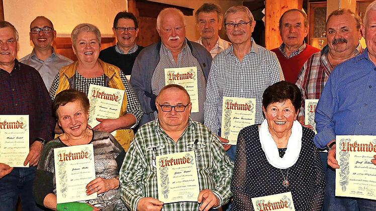 Die Gründungsmitglieder des Musikvereins Uetzing-Serkendorf mit Vorstand Tino Bechmann (2. v. l.): Coronabedingt konnte diese Ehrung erst jetzt stattfinden.