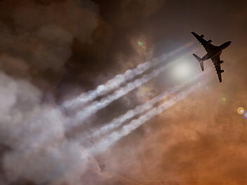 Passagierflugzeug umgeben von Abgasen und Wolken
