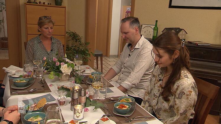 So sieht der Portulak aus, wenn er appetitlich angerichtet unter Linsensalat liegt. Jens bekommt dazu Birnenspalten und selbstger&auml;ucherten Fisch, Lisa (rechts) einen veganen Lachsersatz.