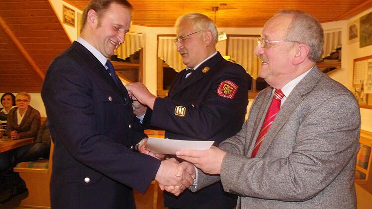 Georg Eidloth erhält von KBI Hans-Ulrich Müller und stellvertretendem Landrat Bernd Steger (von links) das staatliche Feuerwehrkreuz in Silber.
