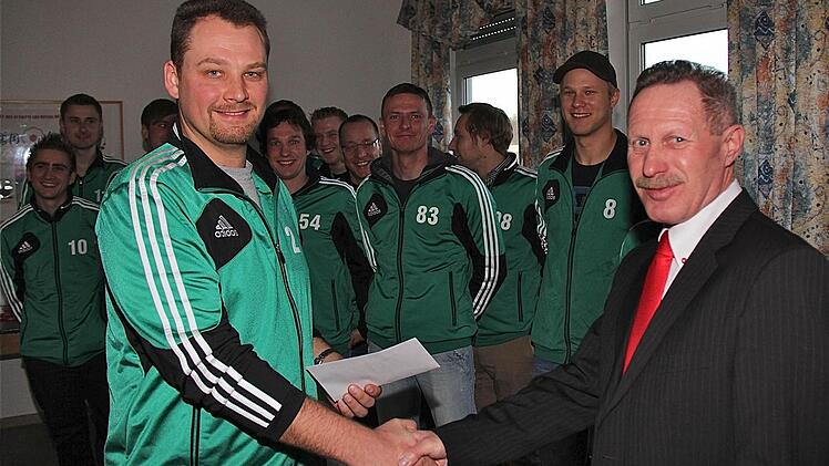 Markus Erhard nimmt die Glückwünsche des Bürgermeisters stellvertretend für seine Mannschaft entgegen.