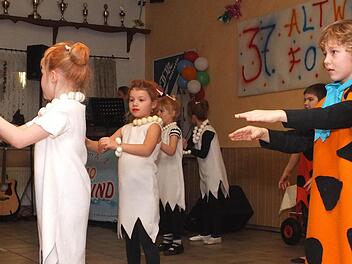 Als "Familie Feuerstein" tanzten die Jüngsten, die von Jessica Wehner und Melanie Schaub trainiert werden, beim Gefäller Altweiberfasching auf der Bühne. Fotos: Björn Hein