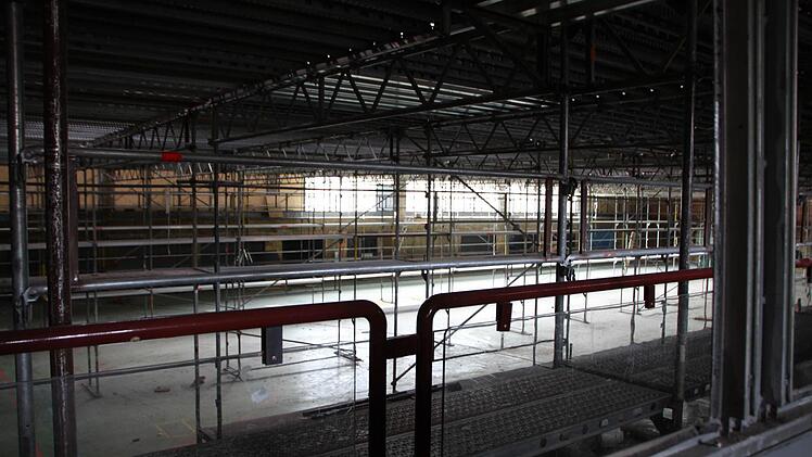 Die Halle selbst ist komplett mit einem Gerüst zugestellt.