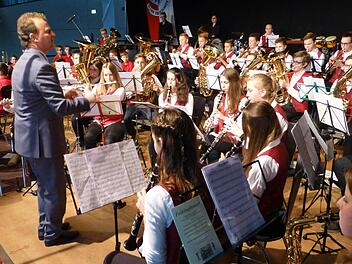 Dirigent Wojciech Grabietz (l.) leitet das Junior- und Schülerorchester an.  Foto: Heidi Amon