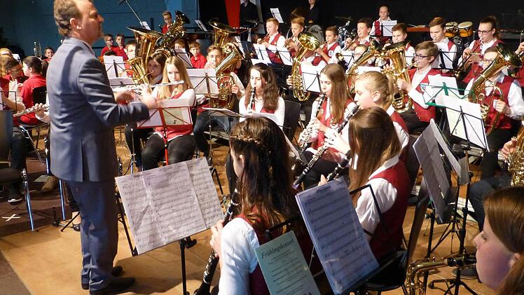 Dirigent Wojciech Grabietz (l.) leitet das Junior- und Schülerorchester an.  Foto: Heidi Amon
