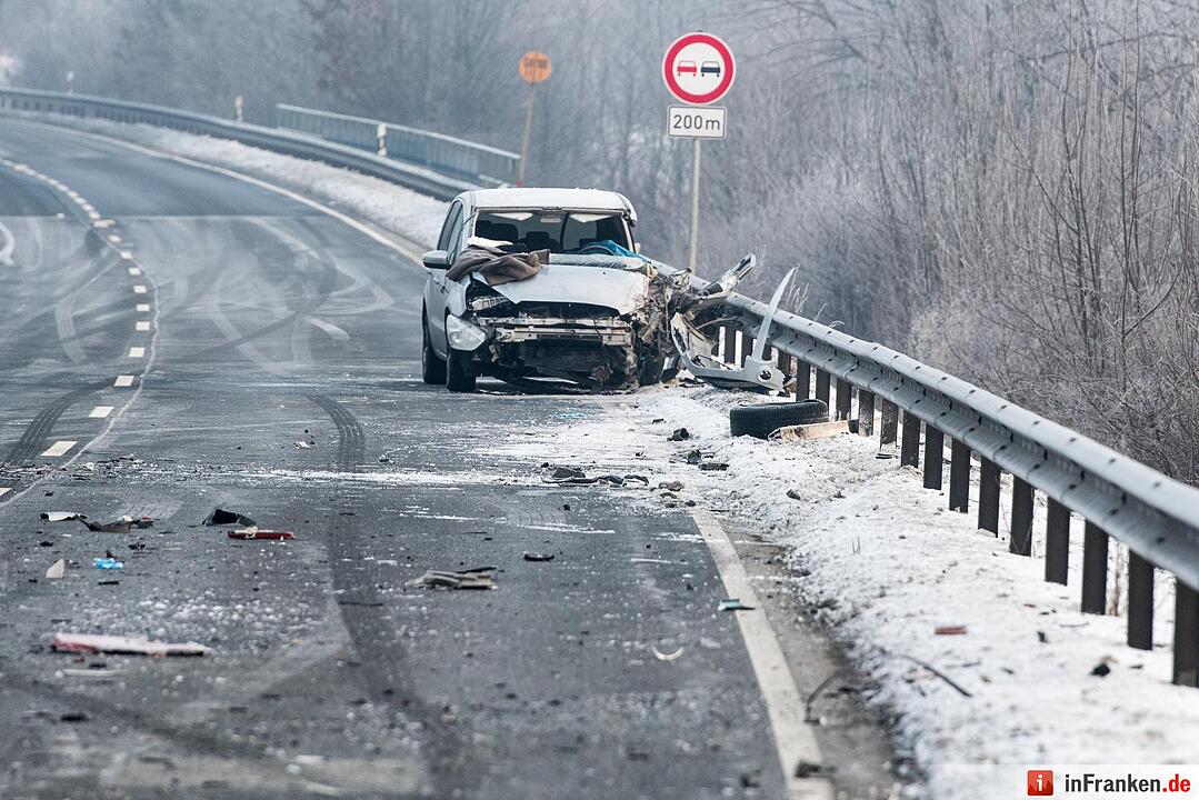 Zusammenstoß mit Autotransporter - Frau nach Unfall in der Oberpfalz in Lebensgefahr