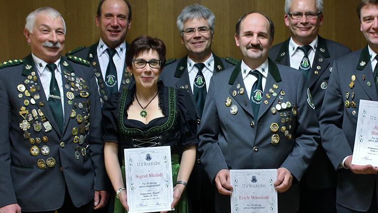 Für aktives Schießen geehrt (von links): Erhard Happ, Walter Jopp (45 Jahre), Sigrid Meindl (45), Harald Kolb (40), Erich Warmuth (35), Rainer Hergenröther (40), Jürgen Bördlein (30) und Marcel Jopp (15). Foto: Werner Vogel