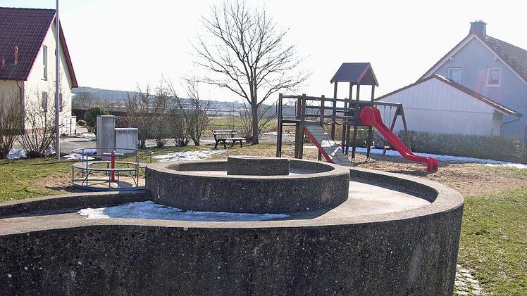 Im jetzigen Nutzungsformat soll die Spiel- und Erholungsanlage an der Henneberger Straße mit Brunnenanlage und Grünfläche erhalten bleiben. Das entschied der Bau- und Umweltausschuss. Foto: Klaus Oelzner