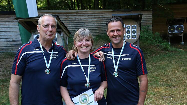 Die erfolgreichen Wirsberger Schützen (von links): Achim Degel (Dritter Blankbogen Herren Master), Sabine Leuschner (Dritte Blankbogen Damen) und Michael Meyer (Sieger Blankbogen Herren).