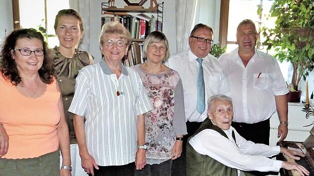 Alfred Hartmann (am Klavier) und seine G&auml;ste (von links): Tochter Friederike, Enkeltochter Christine, Ehefrau Frieda, Pfarrerin Almut Weisensee, stellvertretender Landrat Dieter Schaar und B&uuml;rgermeister Gerhard Schneider Foto: Werner Rei&szlig;aus