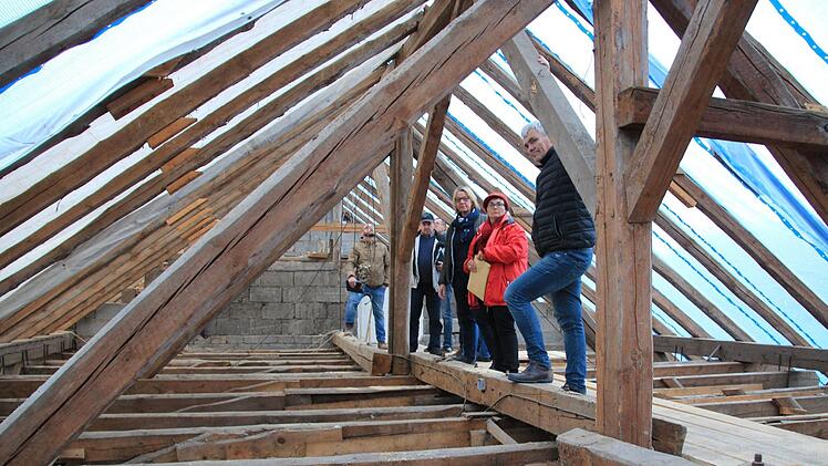Der Dachstuhl vom "Haus der Bäuerin" in Birkach ist so marode, dass er nicht mehr zu sanieren ist. Der Bauausschuss der Gemeinde Ebensfeld machte sich vor Ort ein Bild.
