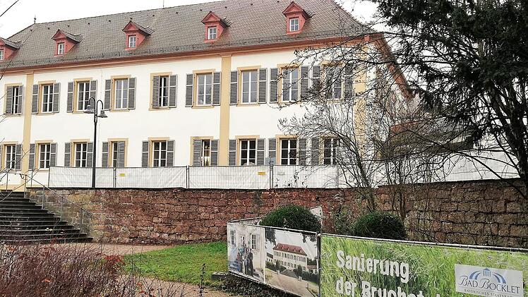 Nur der rechte Teil der Sandstein-Stützmauer muss nach Ansicht der Staatsbad GmbH erneuert oder saniert werden. Sigismund von Dobschütz