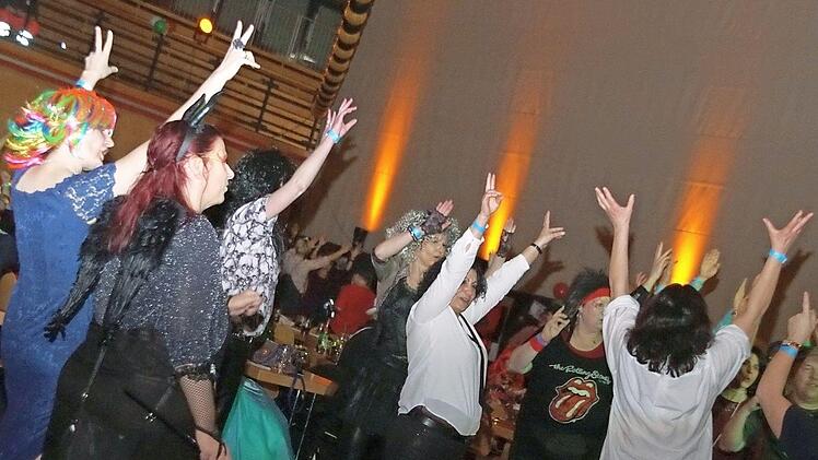 Beim Fliegerlied gingen die Hände aller nach oben.Party, Party, Party: Bis nach Mitternacht währte der 18. EKG-Faschingsball.