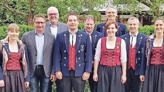 Die geehrten Musiker zusammen mit den beiden Vorsitzenden, mit Kreisvorsitzendem Horst Sünkel sowie Bürgermeister Thomas Kneipp