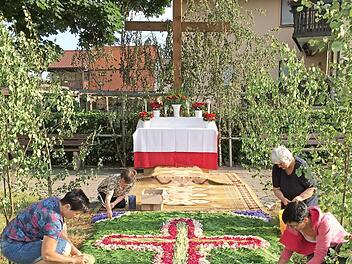 Legten letzte Hand an den Blumenteppich für die Fronleichnamsprozession: Annette Teichmann (hinten links), Christa Kestel (hinten rechts), Michaela Müller (vorne links) und Claudia Raab. Foto: K.-H. Hofmann