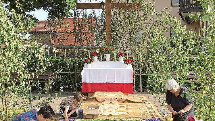 Legten letzte Hand an den Blumenteppich für die Fronleichnamsprozession: Annette Teichmann (hinten links), Christa Kestel (hinten rechts), Michaela Müller (vorne links) und Claudia Raab. Foto: K.-H. Hofmann