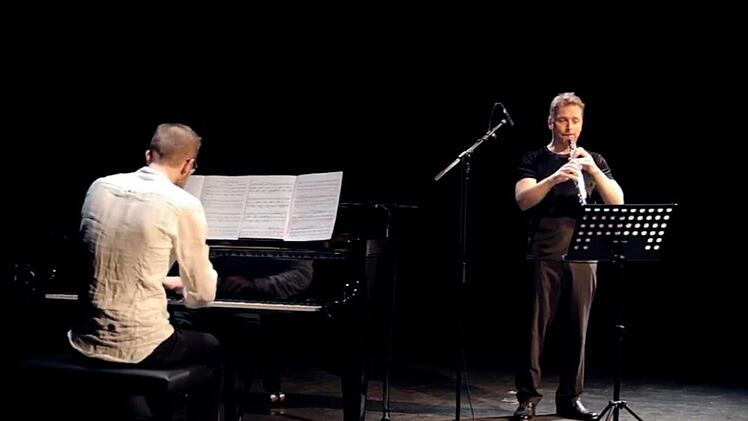 Solo-Oboist Bernhard Forster und Kapellmeister Paul Willot-Förster am Flügel interpretieren Musik von Benjamin Britten in der Coburger Reithalle.Screenshot/Video Martin Trepl