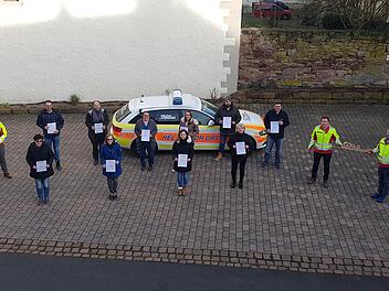 Die Helfer vor Ort in Euerdorf haben zehn weitere Mitglieder. Unser Bild  zeigt  (von links) Notarzt Markus Holleber, Feuerwehrkommandant Andreas Büttner, Marcel Paries, Sonja Herterich, Stephen Kimbrough, Jessica Jäschke, Vanessa Keskin, Carmen Kötzner, Katharina Brand, Klaus Kaufmann, Stefan Alt, Sandra Brand, Berufsfeuerwehrmann Manuel Schubert. Foto: Anne Bohl