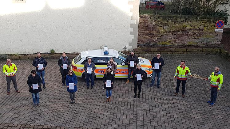Die Helfer vor Ort in Euerdorf haben zehn weitere Mitglieder. Unser Bild  zeigt  (von links) Notarzt Markus Holleber, Feuerwehrkommandant Andreas Büttner, Marcel Paries, Sonja Herterich, Stephen Kimbrough, Jessica Jäschke, Vanessa Keskin, Carmen Kötzner, Katharina Brand, Klaus Kaufmann, Stefan Alt, Sandra Brand, Berufsfeuerwehrmann Manuel Schubert. Foto: Anne Bohl