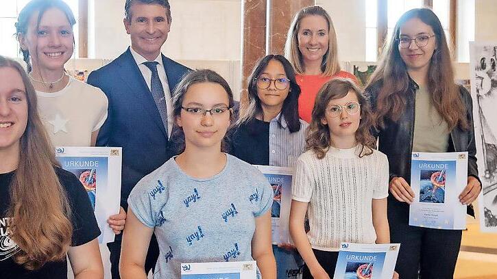 Andrea Offner (2. Reihe, Mitte) mit weiteren Preistr&auml;gerinnen, Bayerns Europaminister Eric Bei&szlig;wenger und Kultusministerin Anna Stolz in der Bayerischen Staatskanzlei.