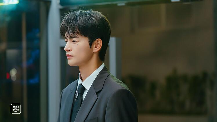 Kang Si-woo (Seo In-guk) verdreht seiner Kollegin in "See You At Work Tomorrow" den Kopf.