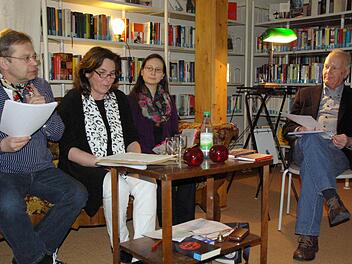 Michael Hügel (von links), Sabine Oschmann-Hockgeiger und Michaela Leitschuh und der Vorsitzende von Lesezeichen, Eberhard Munz, belohnten mit Literatur vom Sofa, diesmal von Joachim Ringelnatz, die Freunde der Stadtbibliothek. Foto: Assmann