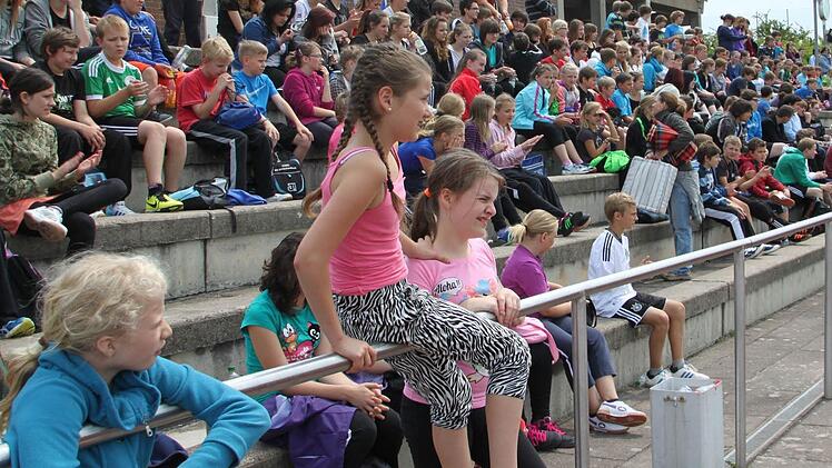 Die Zuschauer warten gespannt auf den Auftritt der besten Sprinter der Realschule.