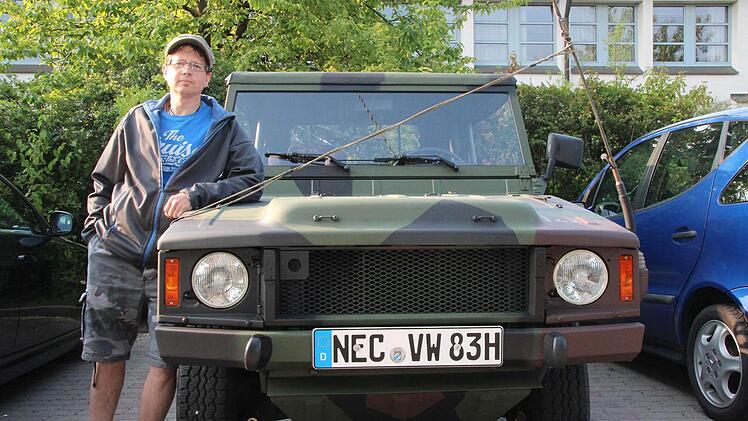 Carsten Langguth mit seinem VW-Iltis und dem neuen NEC-Kennzeichen.