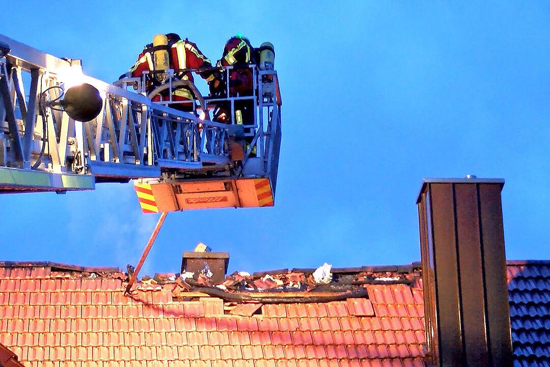 Blitz schlaegt in Dachstuhl in Adlitz ein