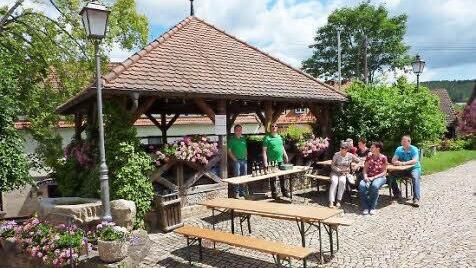 Ein echter Hingucker: das uralte Brunnenhäusla neben der evangelischen Kirche St. Jakobus mit Getränkestation Foto: Gerd Fleischmann
