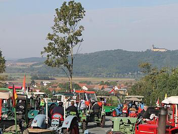 Auf dem großen Parkplatz unterhalb der Basilika sammelten sich alle Traktoren. Im Hintergrund Kloster Banz. Fotos: Janina Reuter