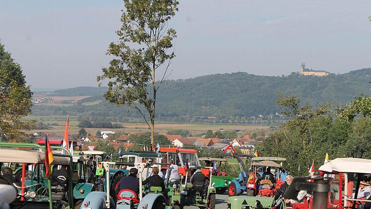 Auf dem großen Parkplatz unterhalb der Basilika sammelten sich alle Traktoren. Im Hintergrund Kloster Banz. Fotos: Janina Reuter