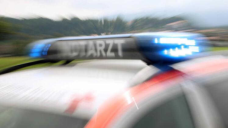Der Notarzt wurde am Donnerstag bei der Stadtratssitzung im Kulmbacher Rathaus gebraucht. Foto: Stephan Jansen / dpa