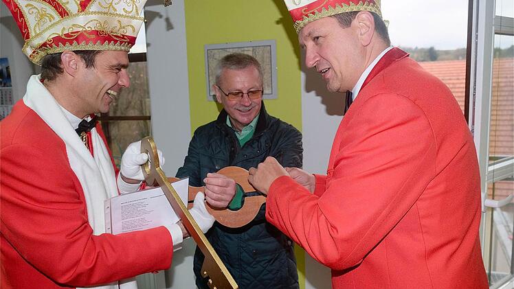 Die Öwedöllwer Narren stürmen das Rathaus. Foto: Gerd Schaar
