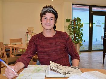 Alexander Beck erzählt gerne von seiner langen und faszinierenden Wanderung entlang des Appalachian Trail. Hier zeigt er die verschiedenen Reiseinformationen und sein Tagebuch, das er während der Tour geführt hat. Foto: Kathrin Kupka-Hahn