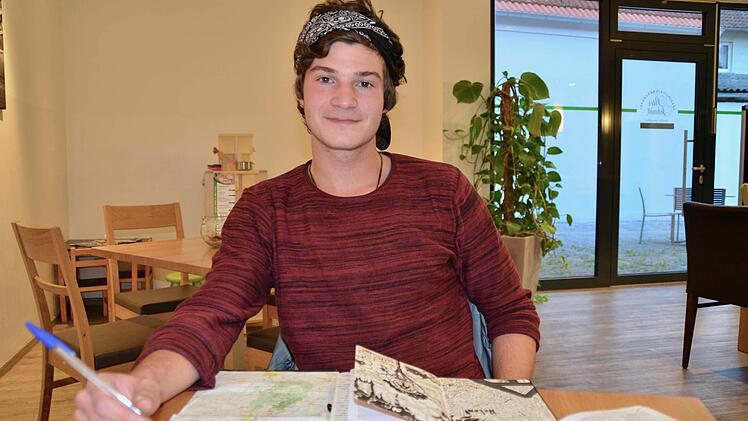 Alexander Beck erzählt gerne von seiner langen und faszinierenden Wanderung entlang des Appalachian Trail. Hier zeigt er die verschiedenen Reiseinformationen und sein Tagebuch, das er während der Tour geführt hat. Foto: Kathrin Kupka-Hahn