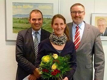 VHS-Leiter Rainer Maier (links) und Bürgermeister Udo Döhler mit der neuen VHS-Außenstellenleiterin Sandra Türcke Foto: Lothar Weidner