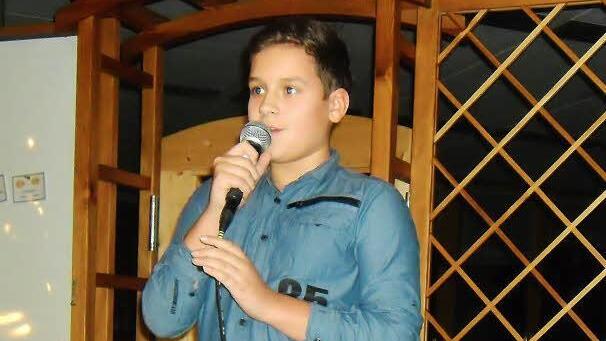 Paul Schubert, der an der Musikschule Klavier lernt, begeisterte bei der Abendmusik mit glockenheller Stimme. Ohne Textblatt, rein nach Gehör sang er Christina Perris Lied "A Thousand Years". Foto: Bernd Kleinert