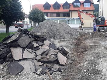 Der ausgediente Asphalt wird vom Parkplatz "Altes Krankenhaus/Georgipark" komplett abgetragen und dann per Lkw entsorgt. Vor dem Aufbringen der neuen Decke müssen in den nächsten Wochen unter anderem noch der Unterbau eingebracht und etliche Versorgungsleitungen verlegt werden.  Foto: Rolf Pralle