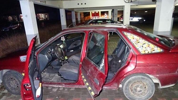 Vier junge M&auml;nner sa&szlig;en in diesem Auto, als es aus bislang noch nicht gekl&auml;rter Ursache zu einer Verpuffung kam. Alle Insassen wurden schwer verletzt. Zwei schweben in Lebensgefahr. Foto: Polizei