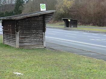 Die beiden schadhaften Buswartehäuschen aus Holz entlang der B 85 bei Thonberg sollen bald   durch neue, transparente Unterstellhäuschen ersetzt werden.  K.- H. Hofmann