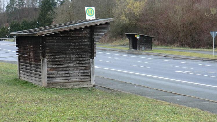 Die beiden schadhaften Buswartehäuschen aus Holz entlang der B 85 bei Thonberg sollen bald   durch neue, transparente Unterstellhäuschen ersetzt werden.  K.- H. Hofmann