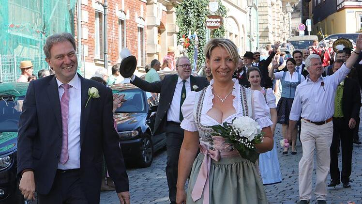 Vom Marktplatz aus machten sich die Kronacher Schützen und ihre Gäste auf den Weg zur Hofwiese. Foto: Barbara Herbst