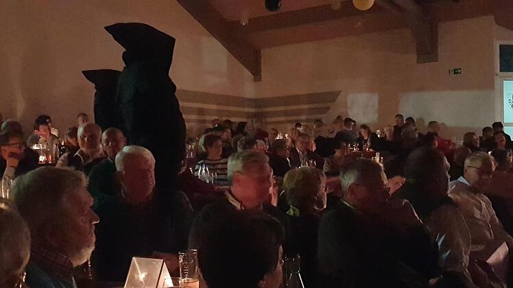 Durchaus etwas Beklemmendes hatte der Chor in der Langhans-Szene