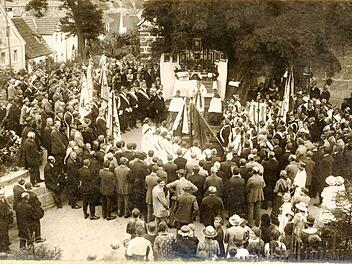 Der ganze Ort auf den Beinen: Fahnenweihe der Radfahrer in den 1920er-Jahren. Auch die Flaggen anderer Vereine wurden gesegnet. Adelheid Waschka widmet in der Chronik viele Seiten den Geracher Vereinen, die das Leben in der Gemeinde maßgeblich geprägt haben und bis heute prägen.