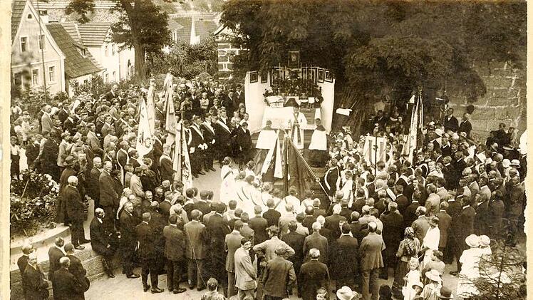 Der ganze Ort auf den Beinen: Fahnenweihe der Radfahrer in den 1920er-Jahren. Auch die Flaggen anderer Vereine wurden gesegnet. Adelheid Waschka widmet in der Chronik viele Seiten den Geracher Vereinen, die das Leben in der Gemeinde maßgeblich geprägt haben und bis heute prägen.