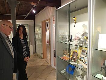 Erlebte Geschichte: Ausstellungsmacherin Irene Lederer mit Herzogenaurachs Altb&uuml;rgermeister Hans Lang vor einer Vitrine mit Ausstellungsobjekten aus seiner Amtszeit      Foto: Manfred Welker
