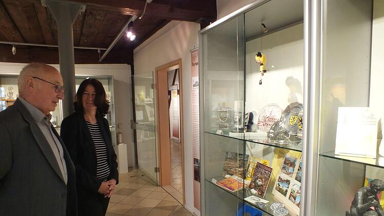 Erlebte Geschichte: Ausstellungsmacherin Irene Lederer mit Herzogenaurachs Altb&uuml;rgermeister Hans Lang vor einer Vitrine mit Ausstellungsobjekten aus seiner Amtszeit      Foto: Manfred Welker